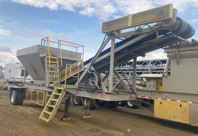 2008 Hikon 39 Yd Surge Bin Feeder Angle View 2008 Hikon 39 Yd Surge Bin Feeder Angle View